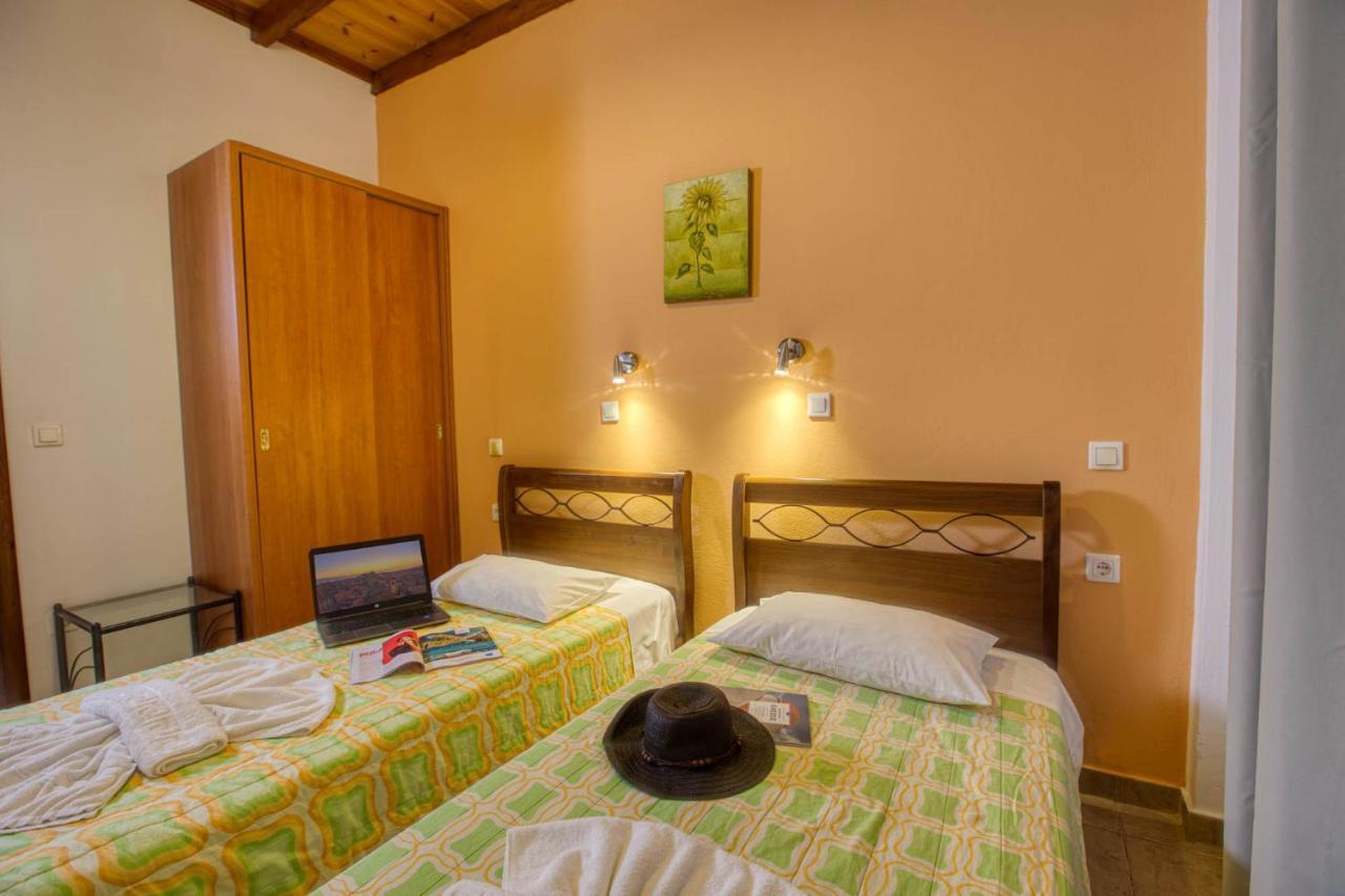 Christinas Apartments Ágios Matthaíos エクステリア 写真