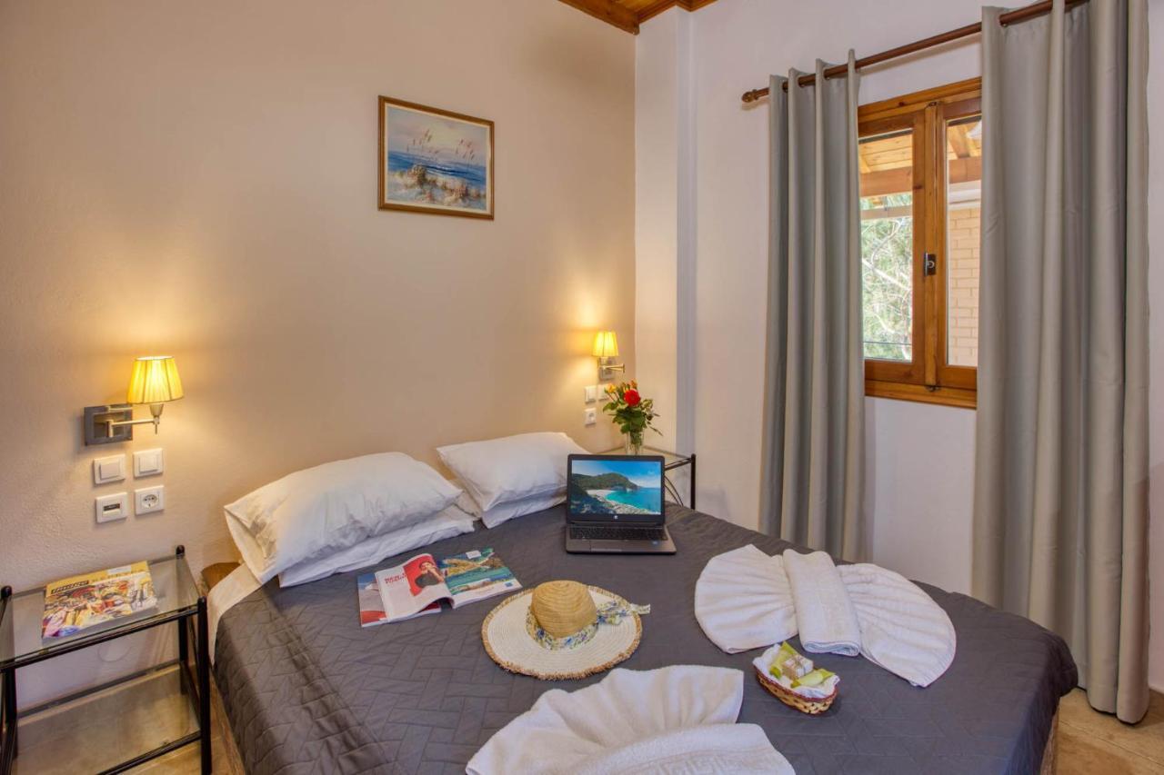Christinas Apartments Ágios Matthaíos エクステリア 写真