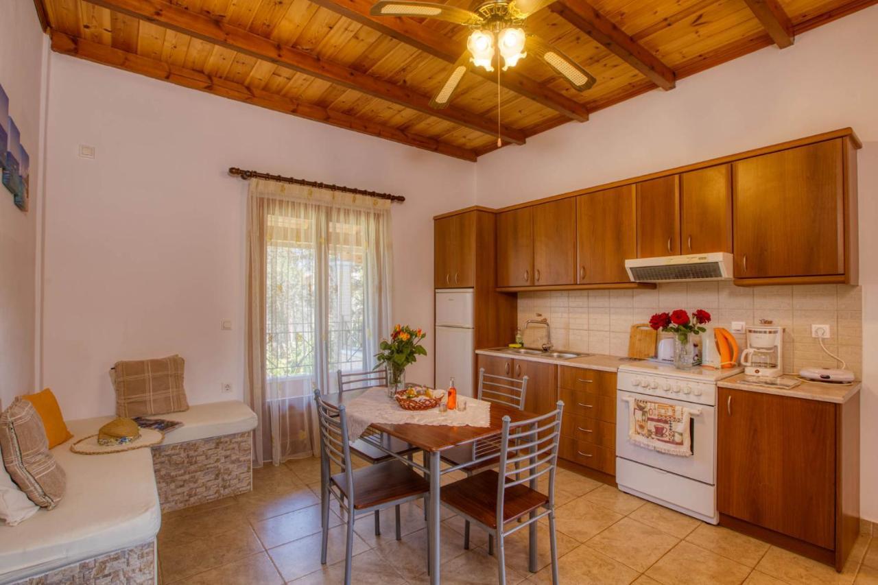 Christinas Apartments Ágios Matthaíos エクステリア 写真