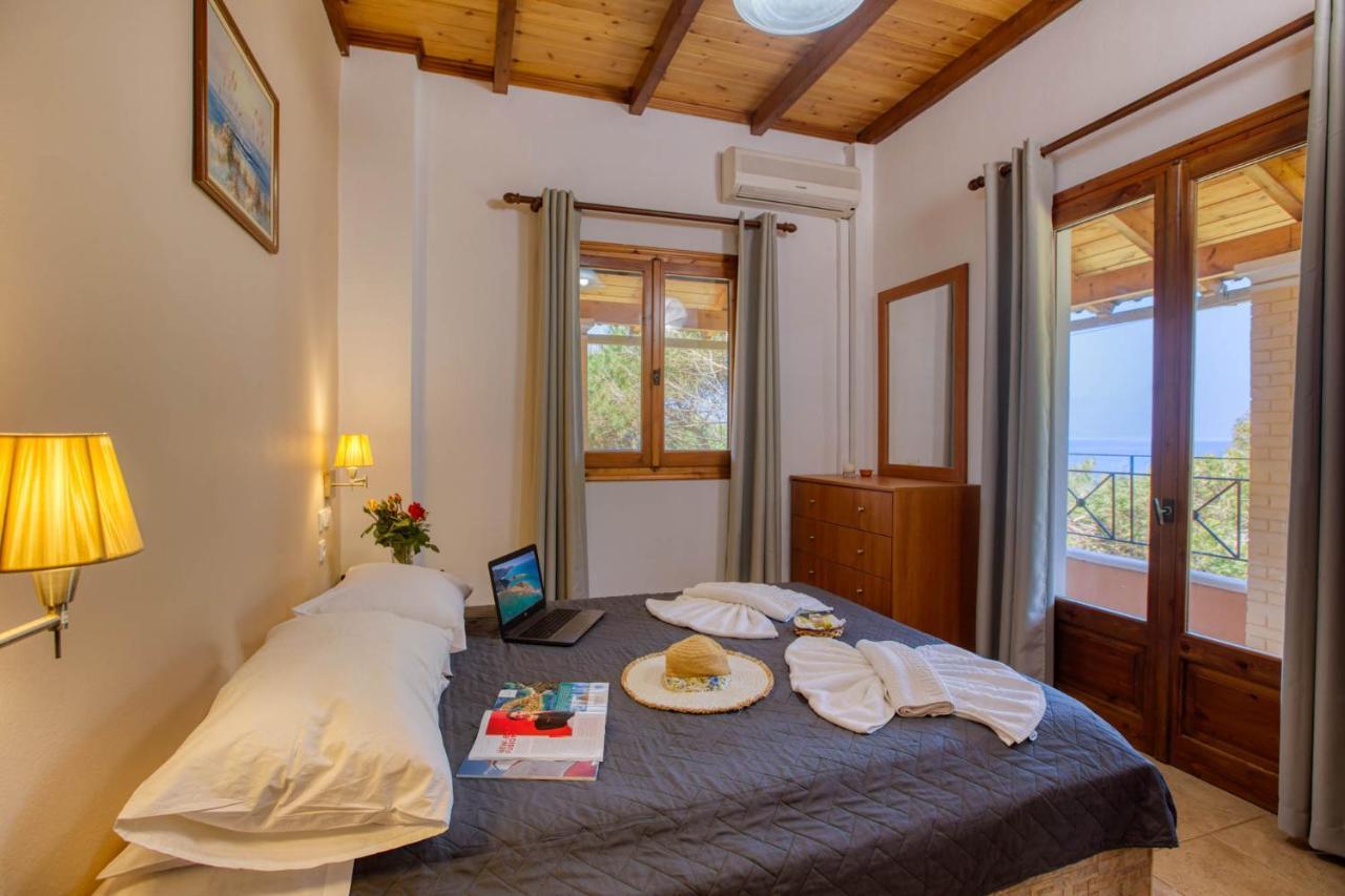Christinas Apartments Ágios Matthaíos エクステリア 写真