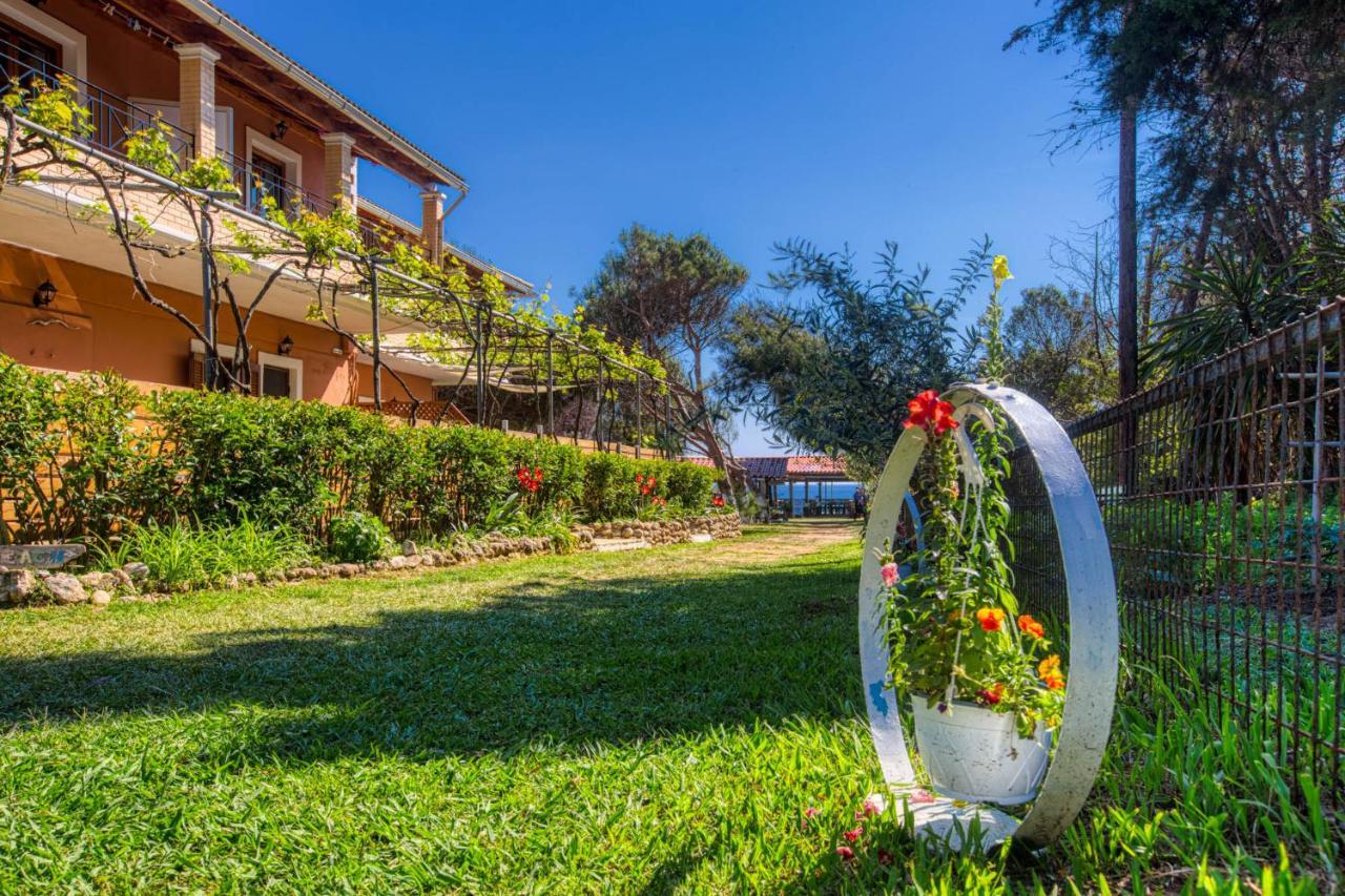 Christinas Apartments Ágios Matthaíos エクステリア 写真