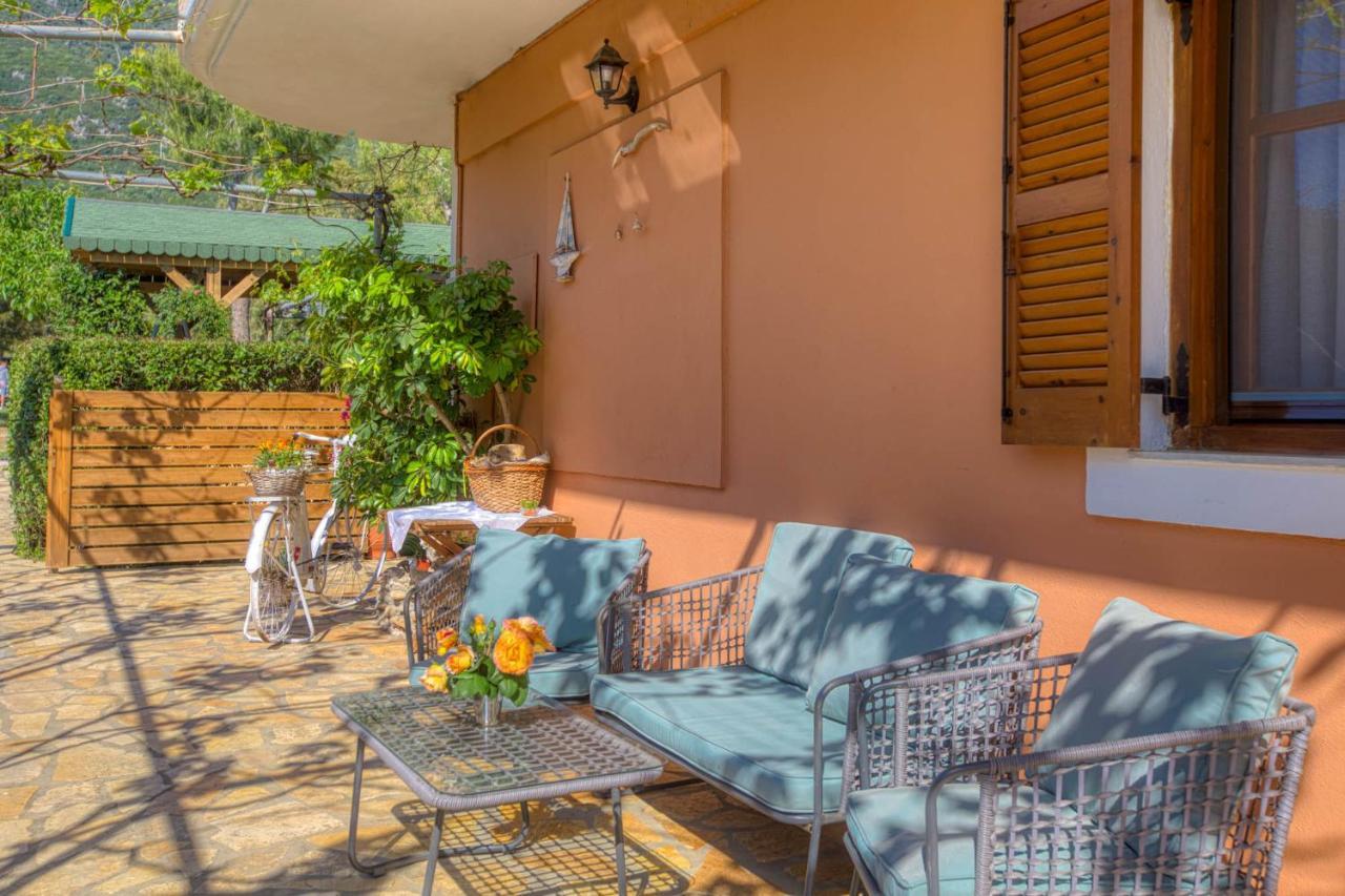 Christinas Apartments Ágios Matthaíos エクステリア 写真