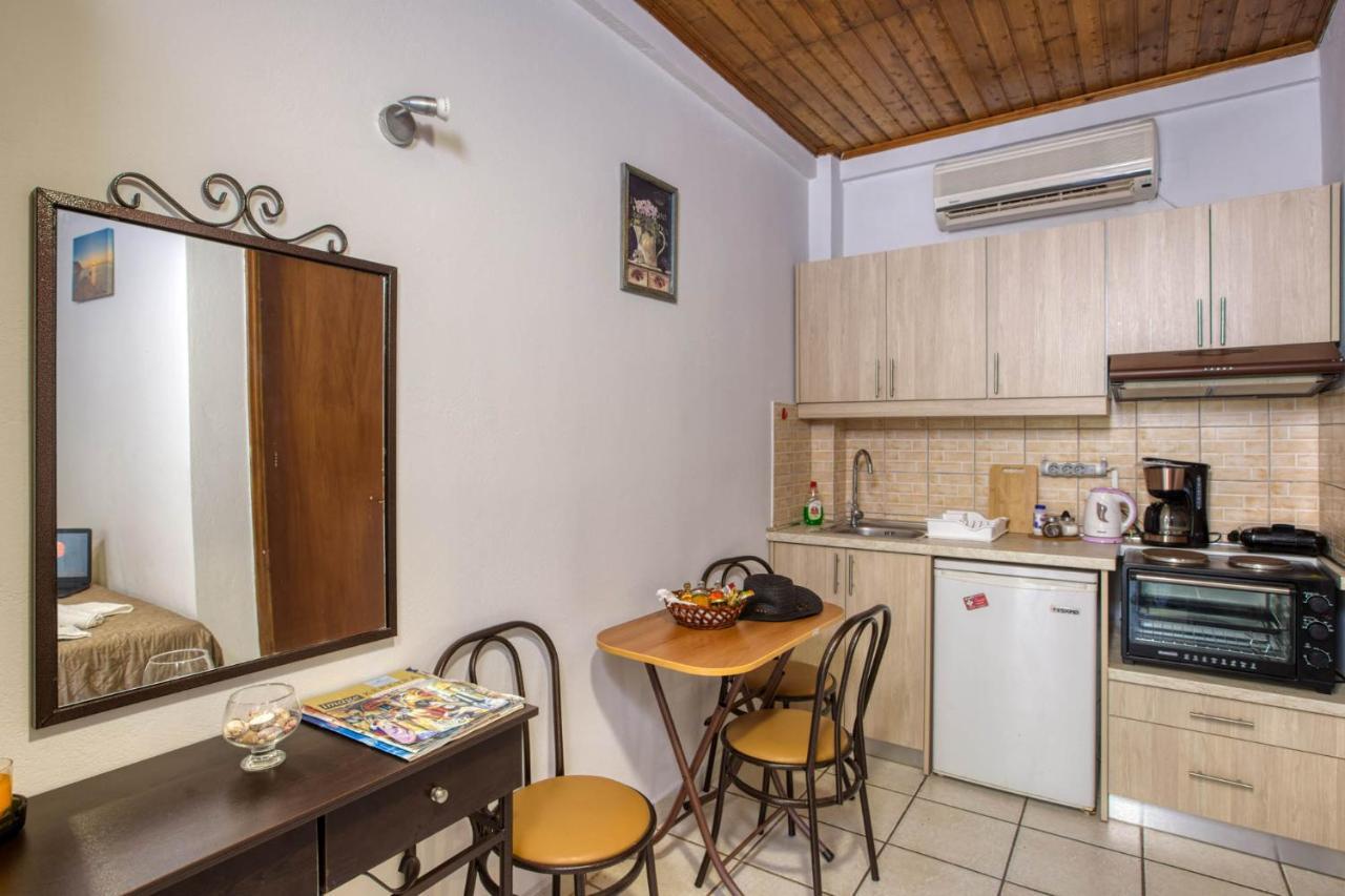 Christinas Apartments Ágios Matthaíos エクステリア 写真
