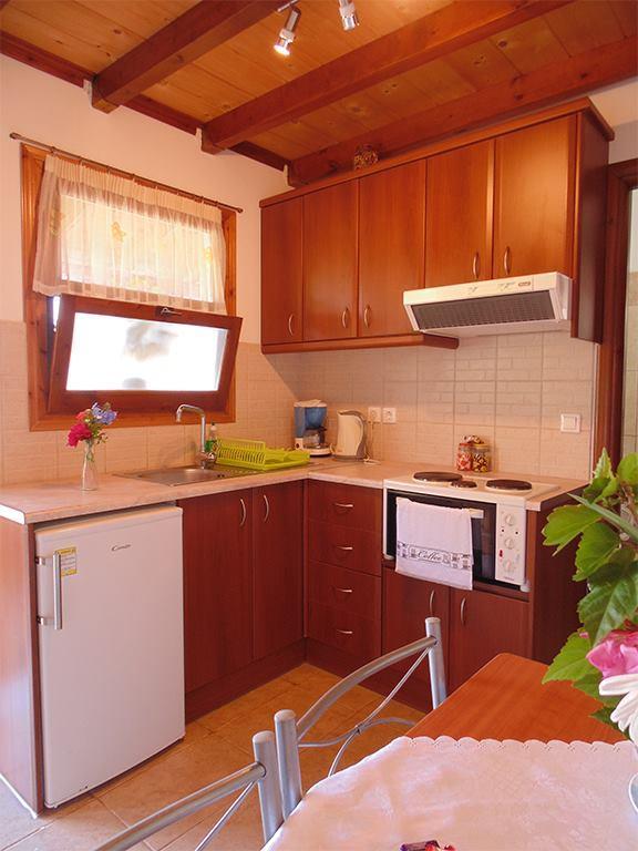 Christinas Apartments Ágios Matthaíos エクステリア 写真