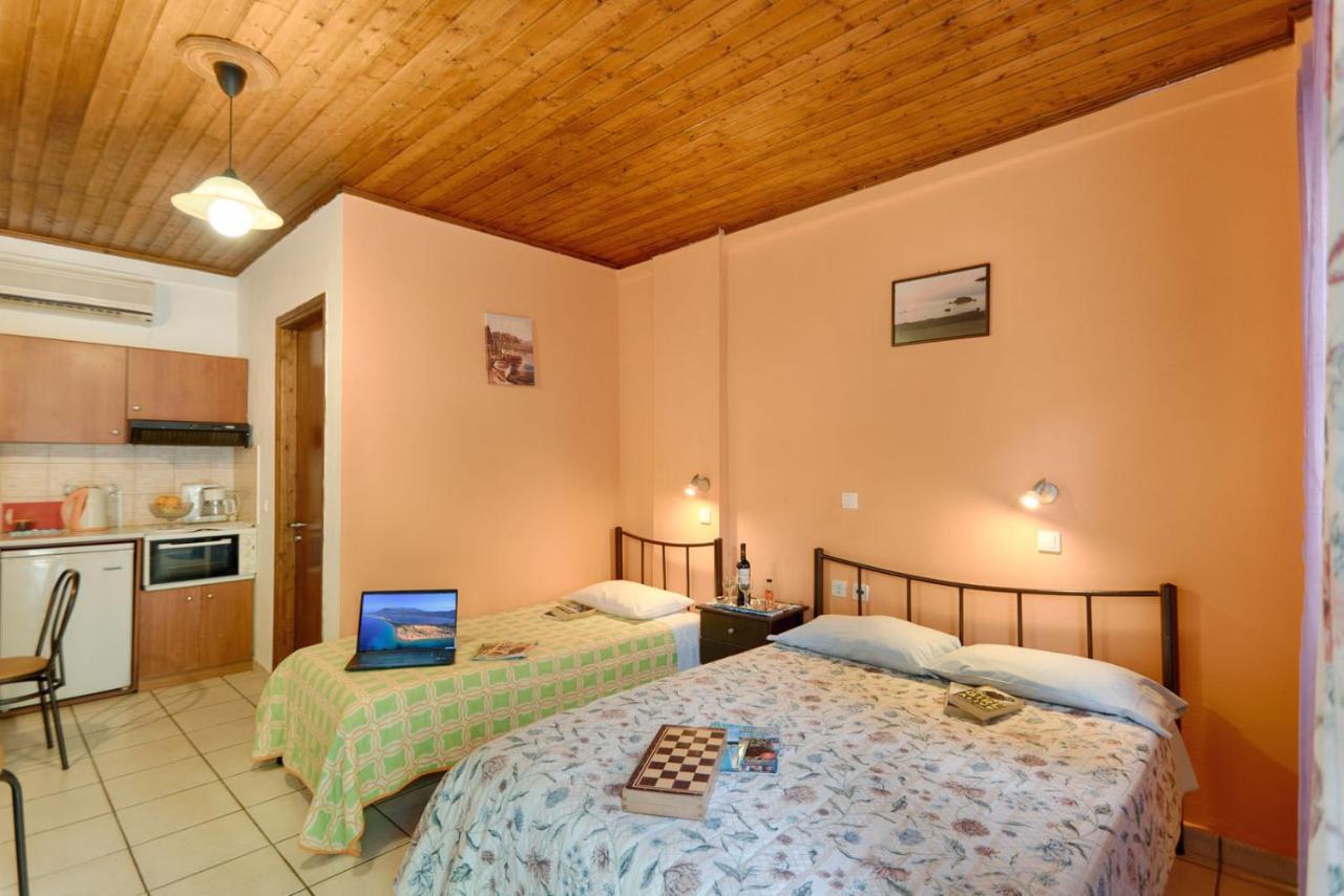 Christinas Apartments Ágios Matthaíos エクステリア 写真