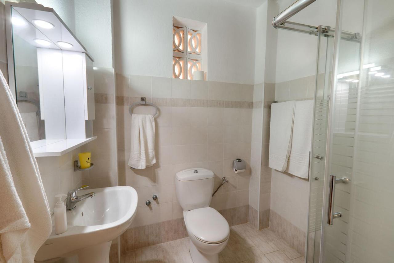 Christinas Apartments Ágios Matthaíos エクステリア 写真