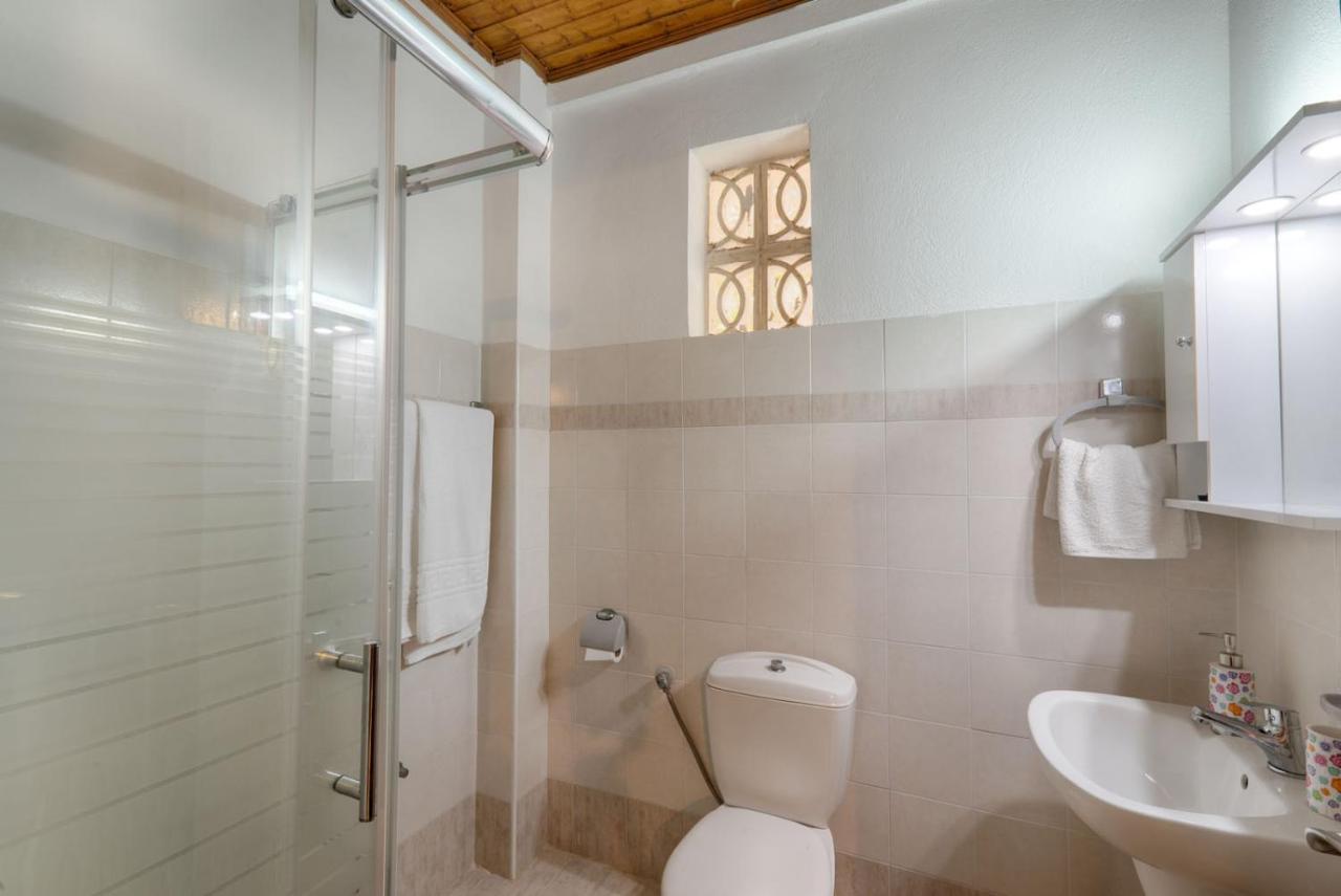 Christinas Apartments Ágios Matthaíos エクステリア 写真