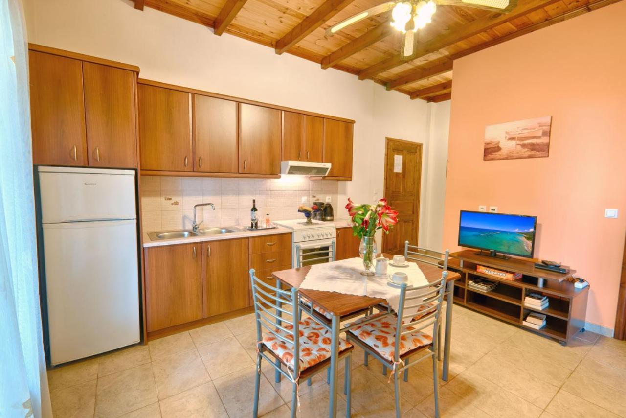 Christinas Apartments Ágios Matthaíos エクステリア 写真