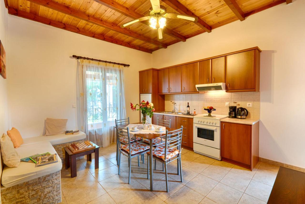 Christinas Apartments Ágios Matthaíos エクステリア 写真